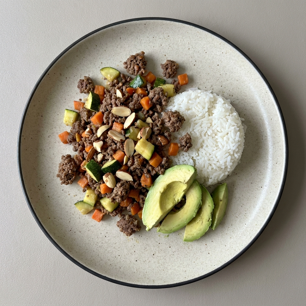 Picadillo de res molida con zanahoria, zalabacita y almendra con arroz y aguacate