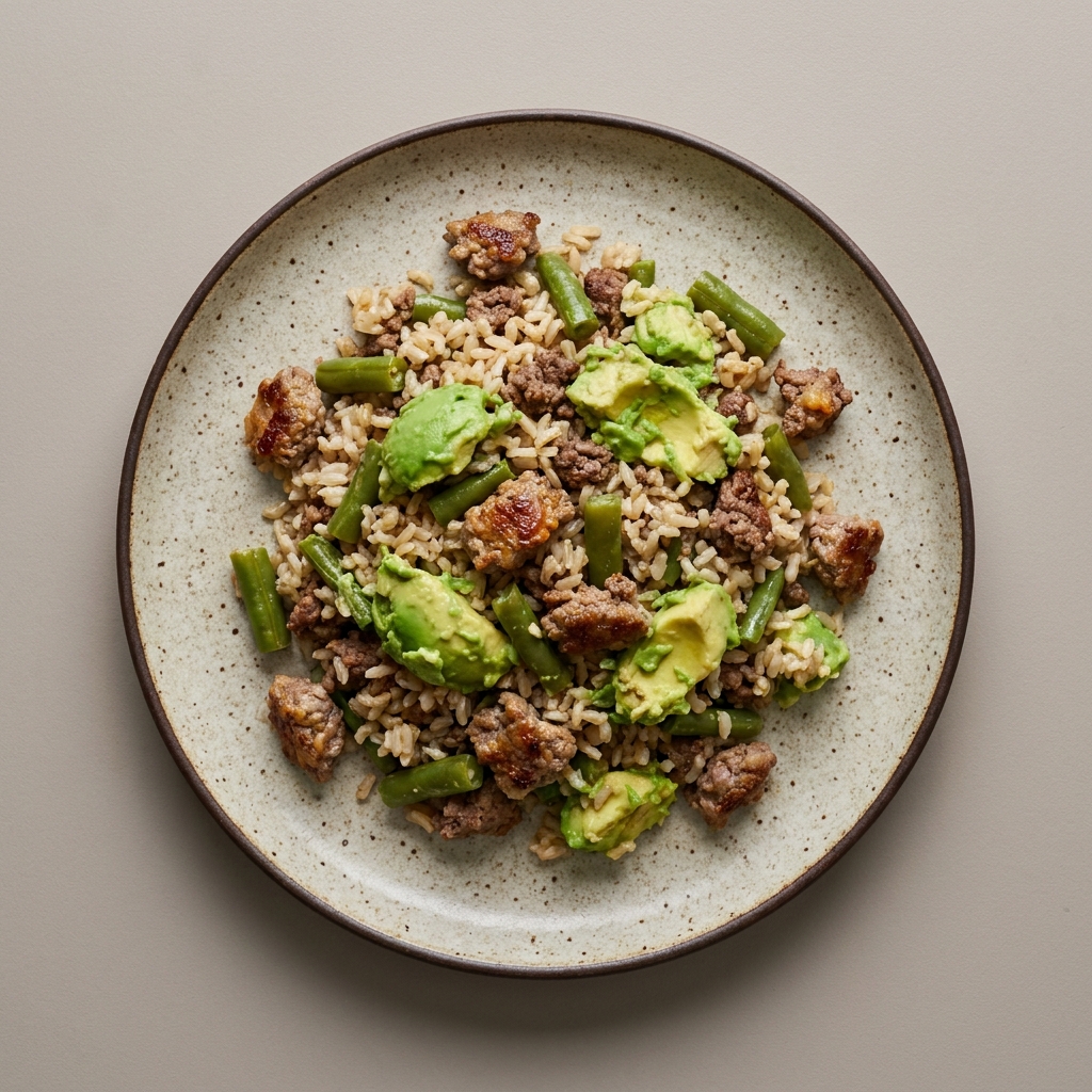 Bowl de arroz integral con res, ejote y aguacate