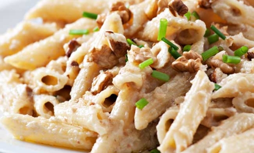 Pasta con pollo, manzana y nuez