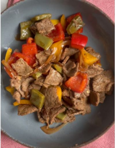 Bowl de bistec con nopales y pimientos