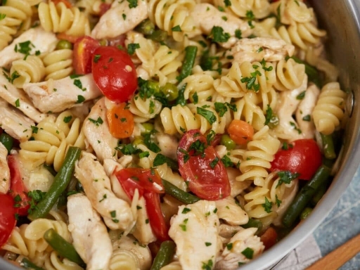 Bowl de pasta napolitana con pollo