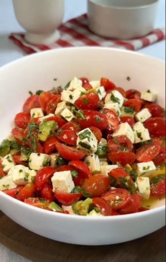 Cubitos de panela, jitomate cherry y salmas