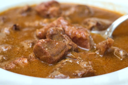 Entomatado de res con tortilla de maíz