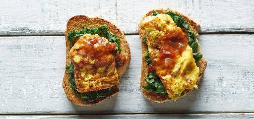 Toast de panela con huevo y espinacas