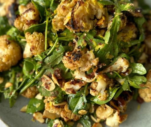 Ensalada de coliflor rostizada con vinagreta de dátil y almendra tostada