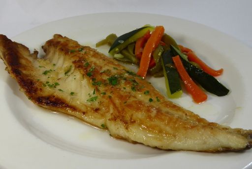 Pescado al mojo de ajo con calabacitas y zanahoria salteadas