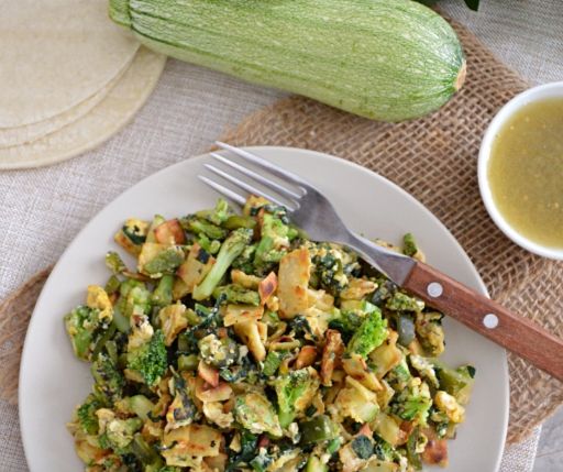 Migas de huevo con verdura y queso