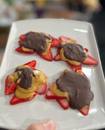 Fresas cubiertas de chocolate y crema de cacahuate de 196 Kcal