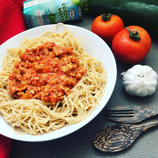 Spaghetti a la bolognesa con molida de pollo