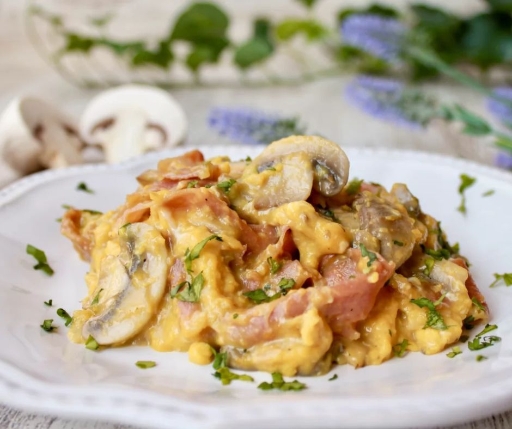 Huevo revuelto con pechuga de pavo y champiñón de 342.7 Kcal