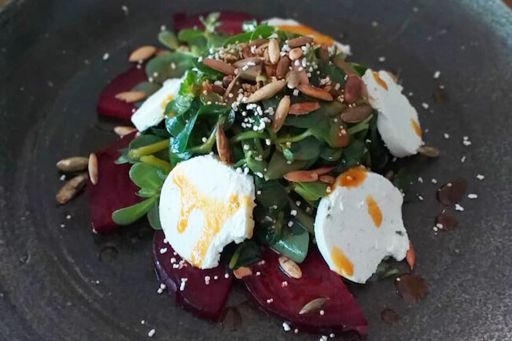 Ensalada de betabel rostizado con queso de cabra
