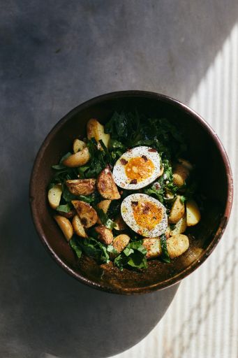 Huevo con espinacas y papa cocida, aguacate y frijoles