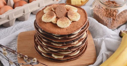 Pancakes de avena con plátano y chocolate derretido