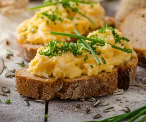 Bolillo con huevo revuelto, espinaca y queso cheddar