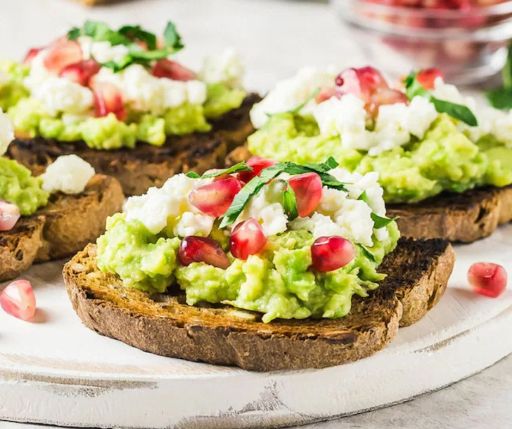 Pan tostado con aguacate y granada