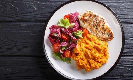 Pollo al horno con puré de camote y verduras