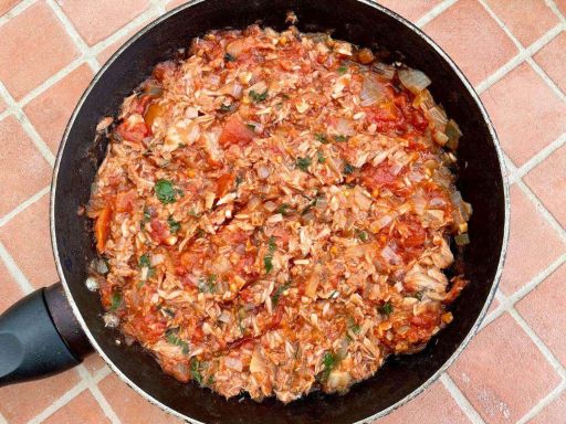 Atún guisado con jitomate