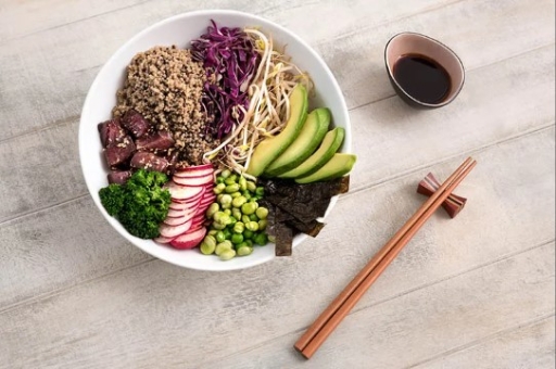 Poke de quinoa con atún de 292.9 Kcal