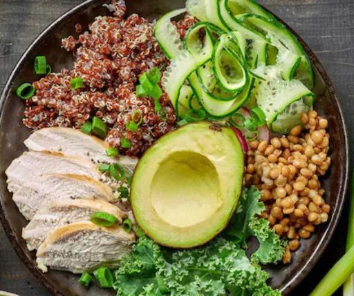 Ensalada de aguacate, lentejas y pollo