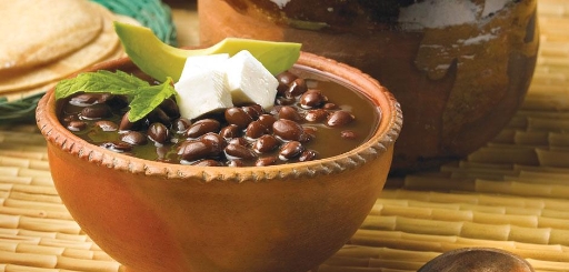 Frijoles en caldo con tofu y aguacate