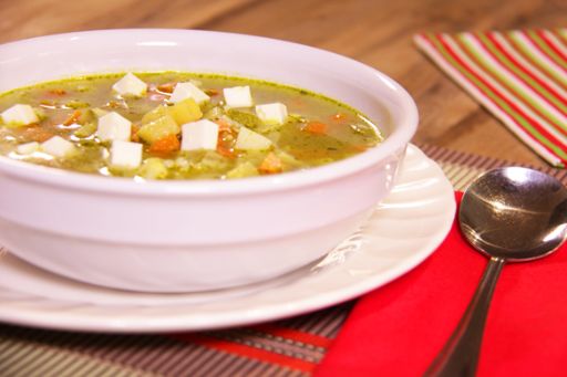 Sopa de verduras con queso panela