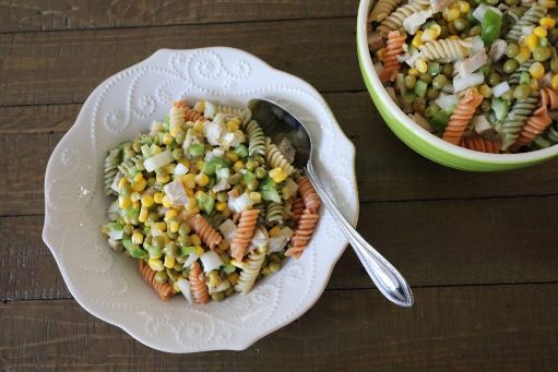Ensalada de pasta con jícama, panela y chícharos