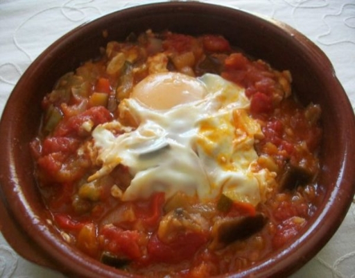 Huevo estrellado con calabacita y jitomate