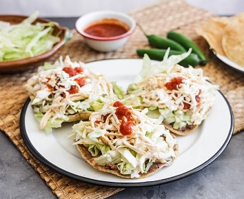 Tostadas de pollo deshebrado