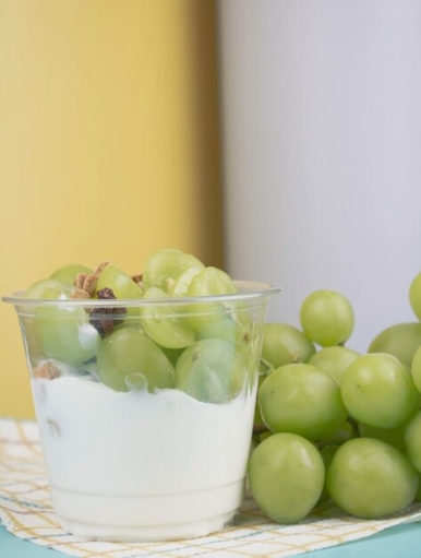 Uvas con yogurt y nuez de 274 Kcal