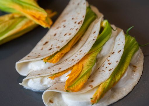 Tacos de flor de calabaza y queso panela