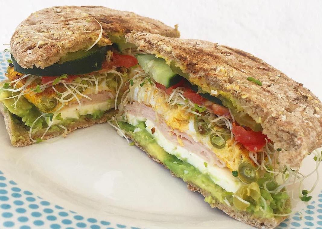 Pan thin con queso panela y vegetales 