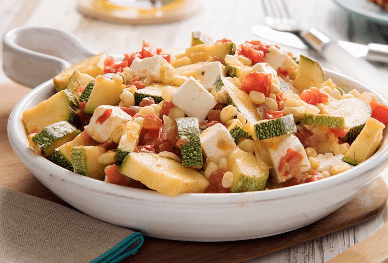 Calabacitas con queso panela y tostadas