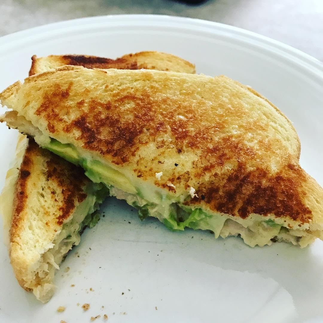 Pan con aguacate y atún o pechuga