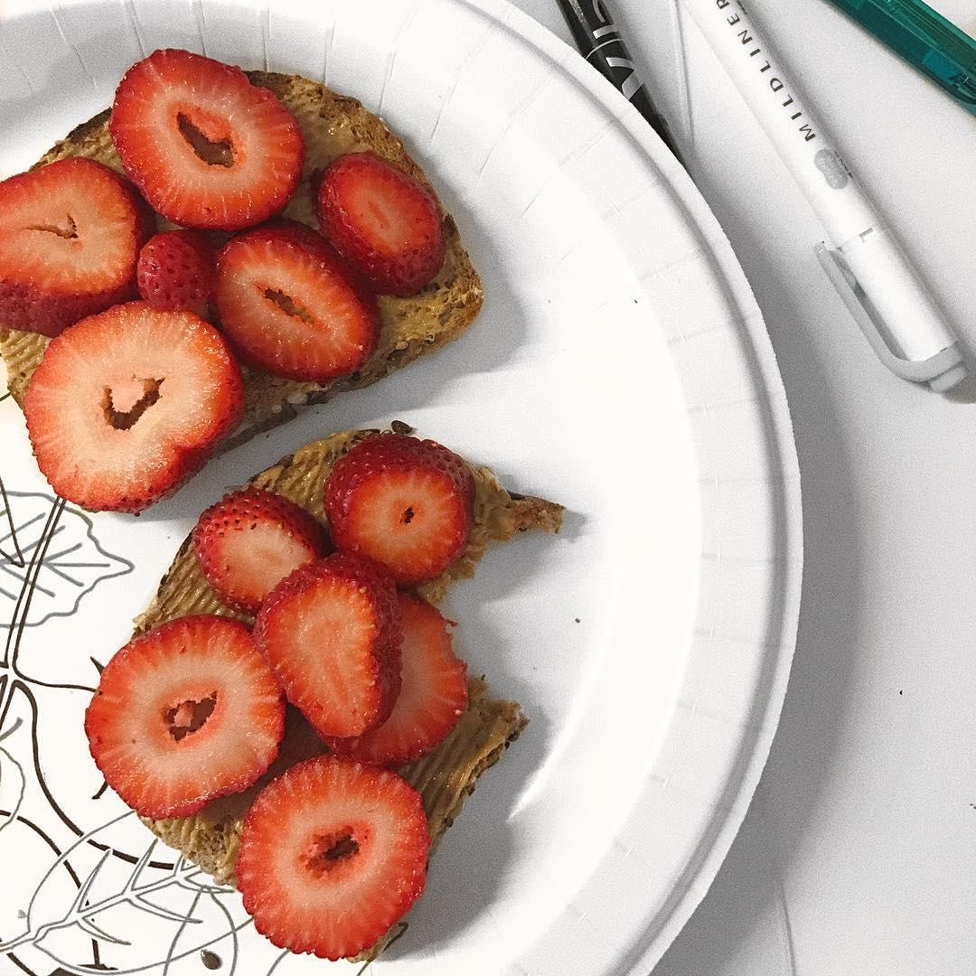 Toast de crema de almendras con fresa