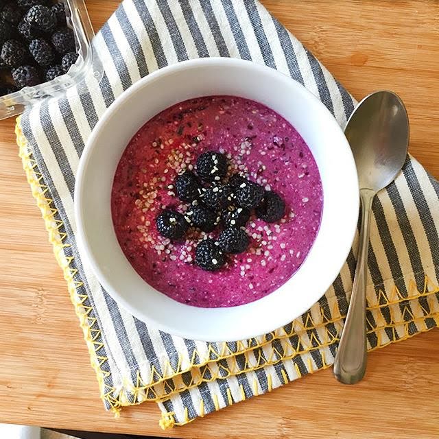 Bowl de moras con avena