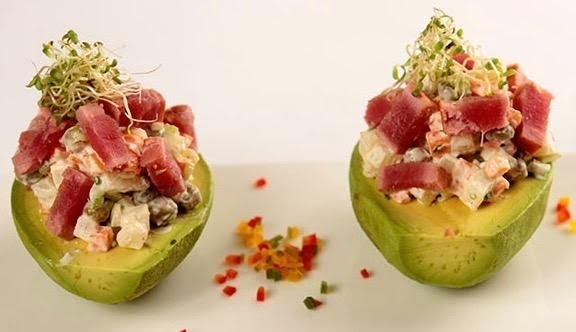 Aguacate relleno de medallón atún y jícama