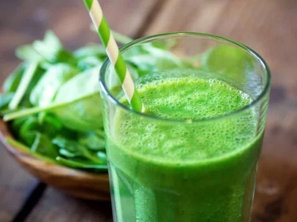 Jugo de limón con perejil y espinaca
