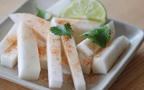 Botana de jícama y agua de fresa