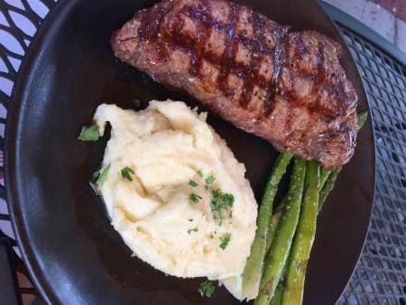 Carne de res con puré de coliflor