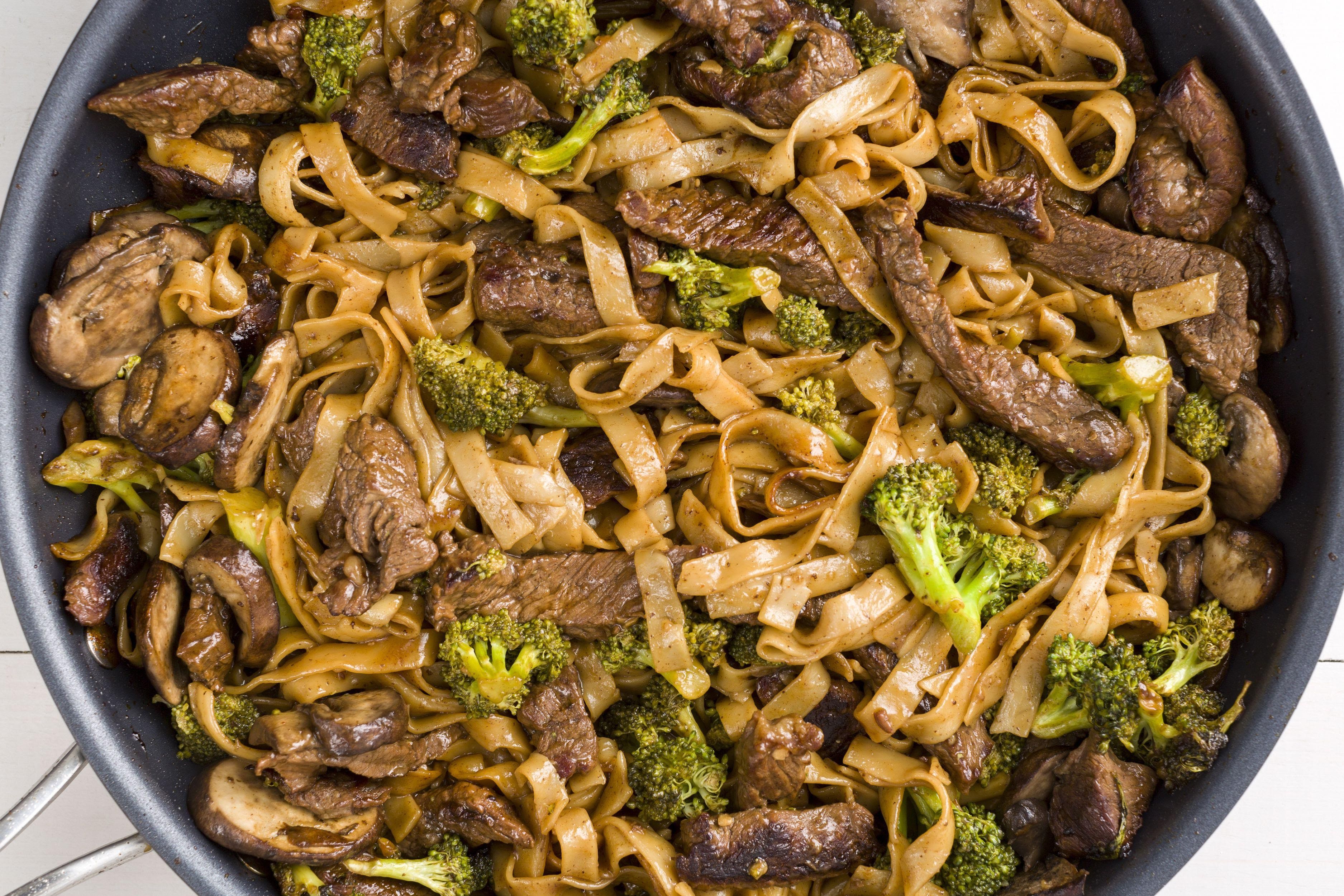 Tallarines con brócoli, carne y queso