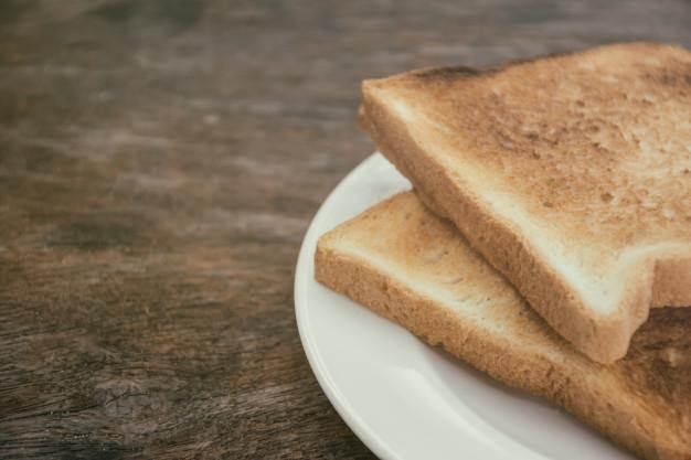 Pan tostado con leche y fruta