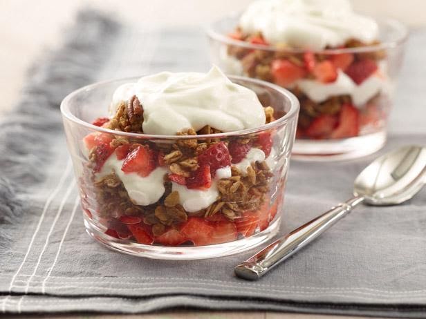Yogurt con granola y fruta