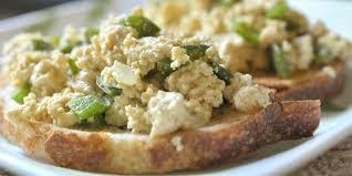 Pan tostado con claras de huevo, acompañado de fruta con cottage