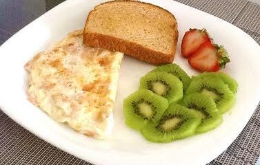 Clara de huevo con pan tostado y fruta 