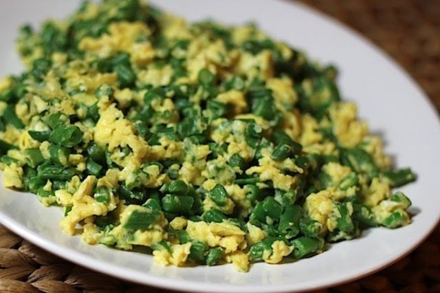Huevo con ejotes acompañado de avena 