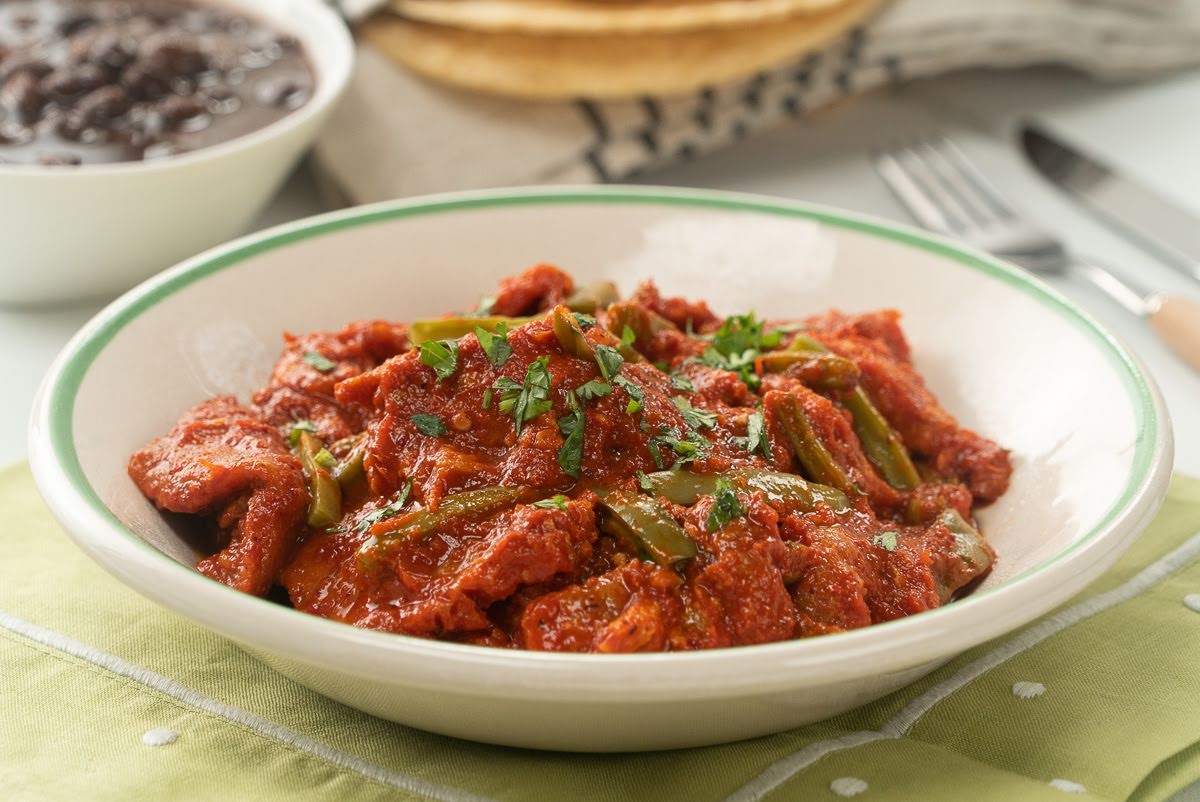 Chuleta en salsa roja con nopales